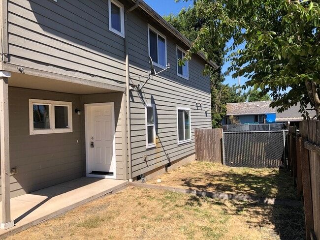 Building Photo - Newer 4 bed 2.5 bath duplex