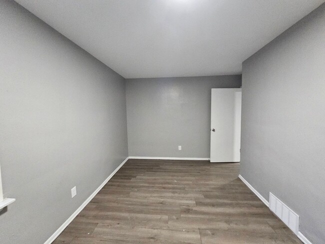 Building Photo - Small 2 bedroom 1 bath apartment for rent!