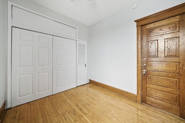 Building Photo - 2556 S Albany Ave