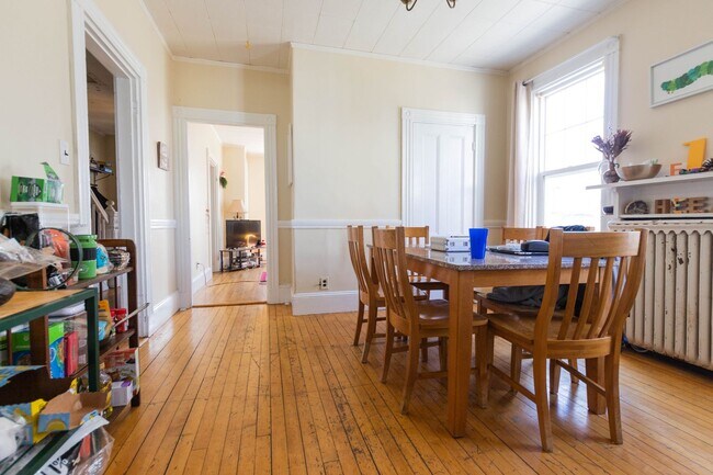 Building Photo - NO BROKER FEE!  SPACIOUS AND BRIGHT BRIGHTON CTR 5 BED/3 BATH AVAIL 9/1