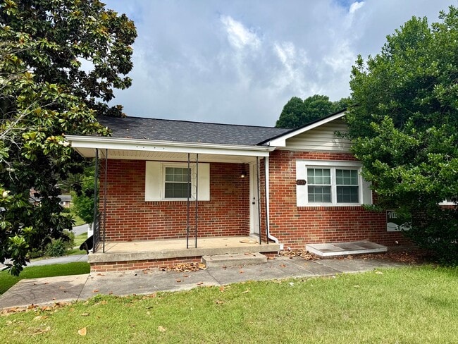 Building Photo - 2 Bedroom / 1 Bath Apt. - Johnson City