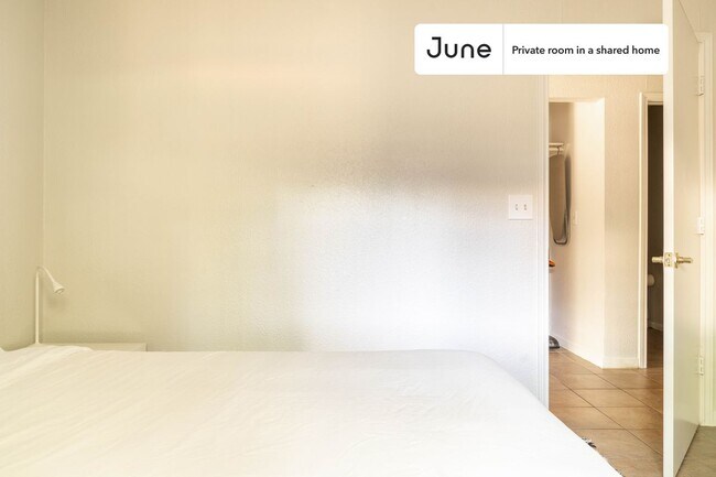 Building Photo - Private bedroom in 3 bed/2 bath Home
