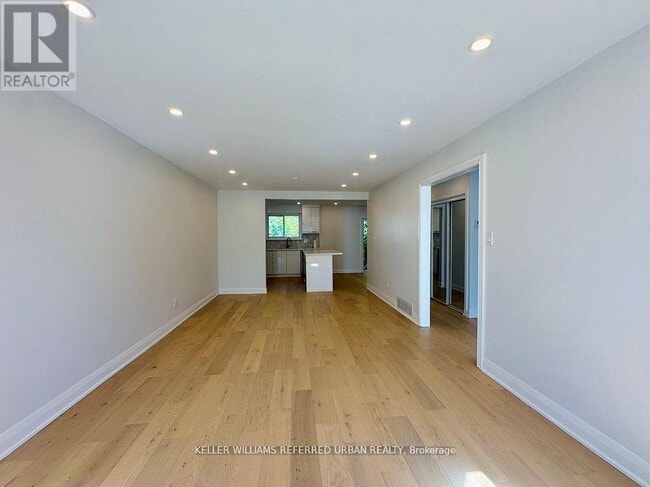 Building Photo - 906 Marinet Crescent