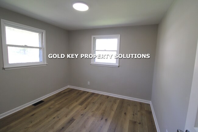 Foto del edificio - 3 BR 1 BA Brick Ranch with New Flooring and Paint (NO SECTION 8)