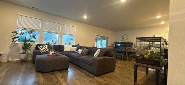 Foto del edificio - 477 Himalaya St. NE