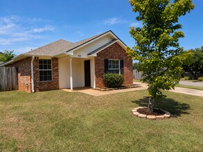 Building Photo - 455 Redbud Cir