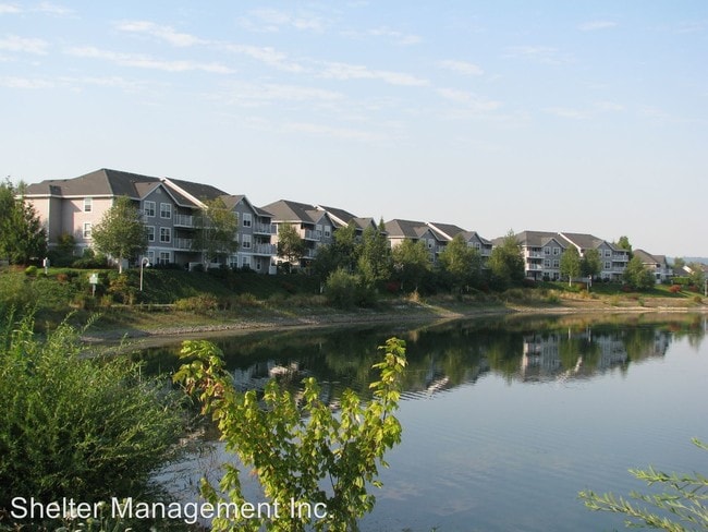 Building Photo - 208 Lakepoint Pl N