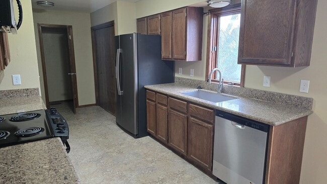 Building Photo - 3 Bedrooms, 2.5 Bathrooms, 1 Car Garage Fo...