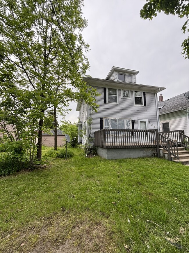 Building Photo - 805 Riverview Ave