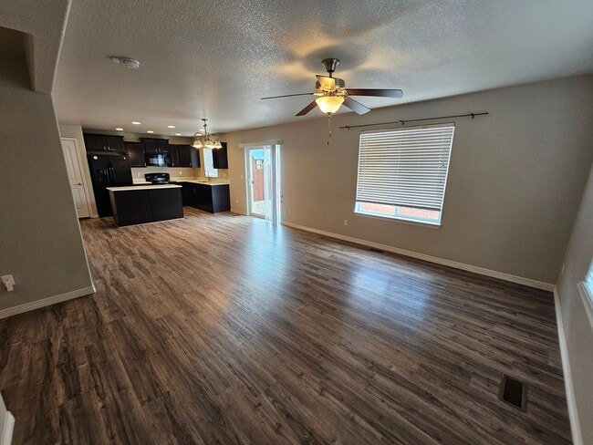 Building Photo - Gorgeous 4 Bed 3 bath Home In Lorson Ranch!!