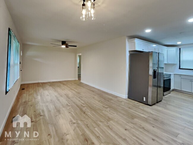 Building Photo - 352 Melpar Dr