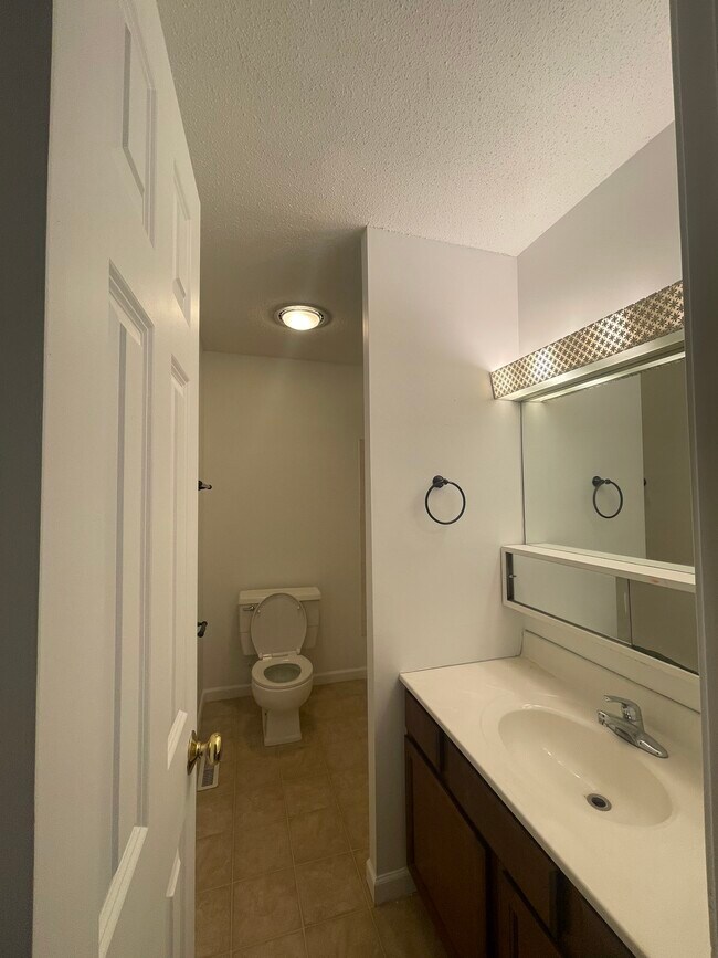 Building Photo - 906 E Harding Dr