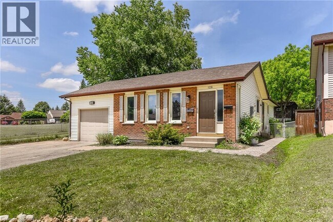 Photo du bâtiment - 128 Carlyle Dr