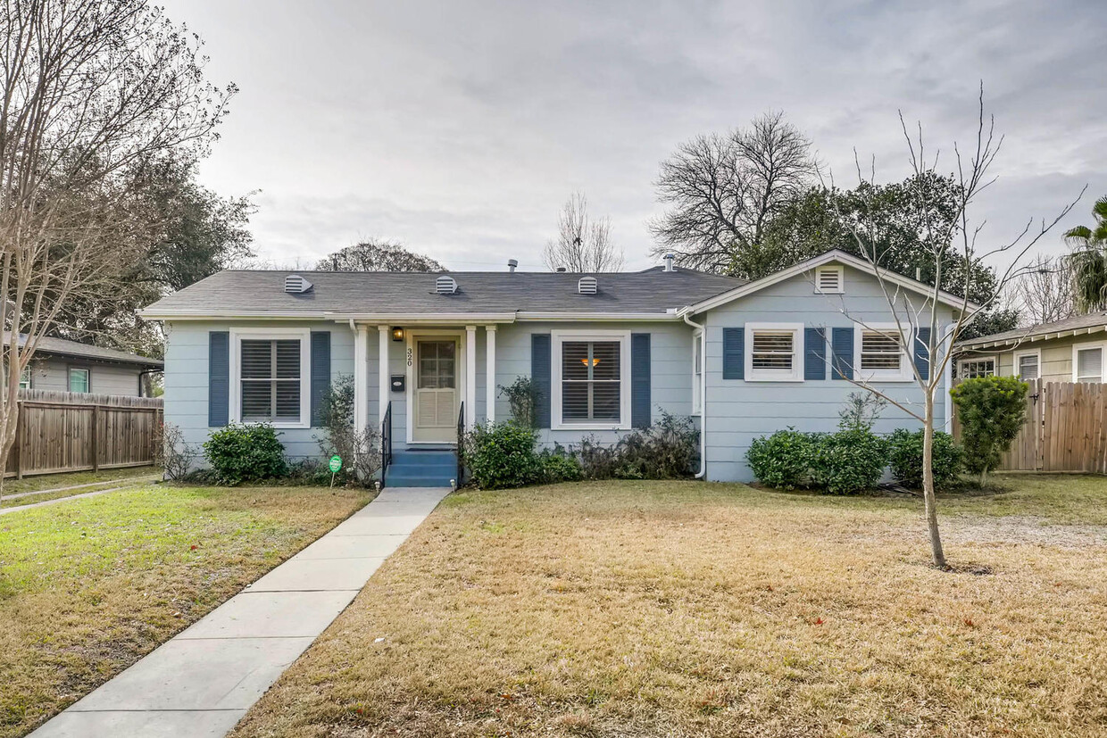 Primary Photo - Charming 2 BR / 1 Bath in highly desirable...