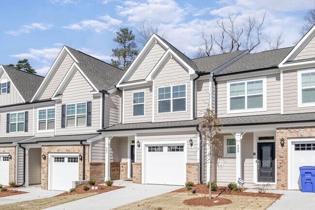 Foto del edificio - 3/2.5 Townhome Close to Southpoint w/ Garage!