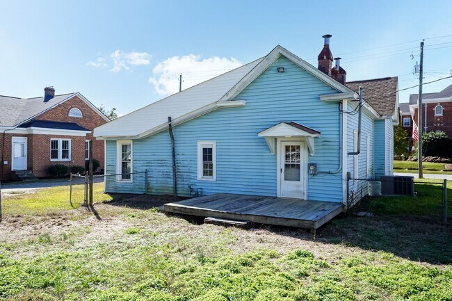 Foto del edificio - Four Bedroom Home!