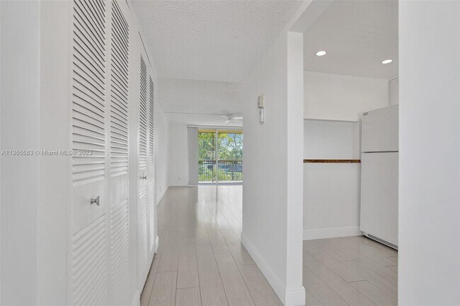 Foto del edificio - 6870 Royal Palm Blvd