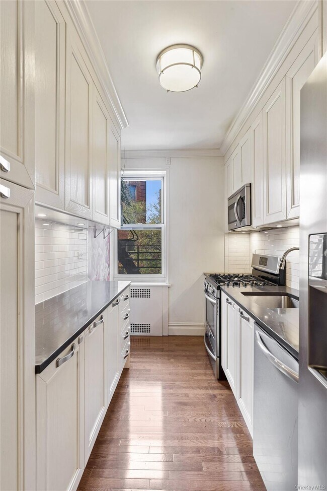 Foto del edificio - 73-12 35th Ave