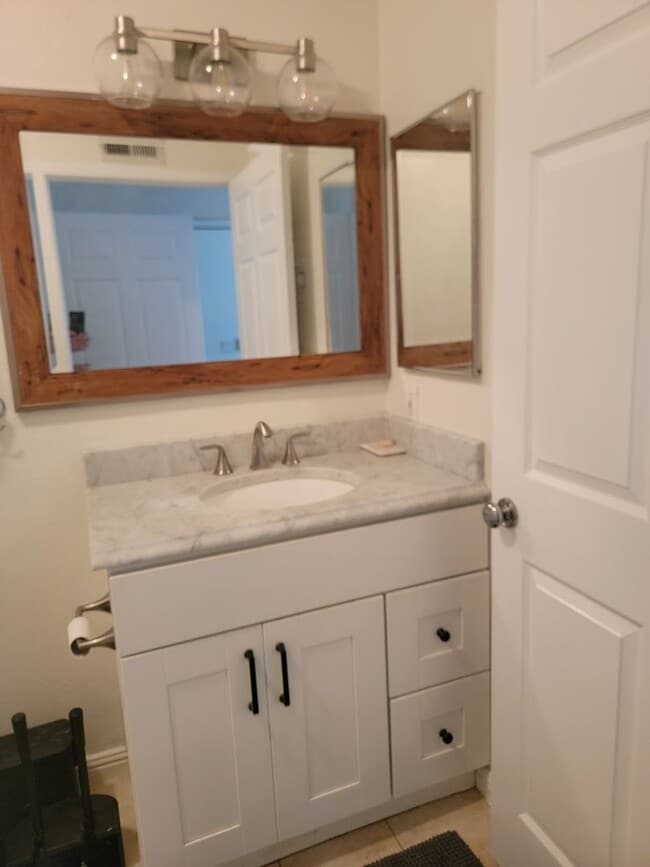 Building Photo - Ground Level 2 Bed/2 Bath Condo