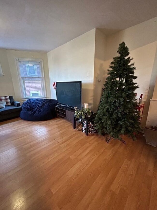 Foto del edificio - MISSION HILL 4 BED/2 BATH WITH UPDATED KITCHEN - WATER INCLUDED