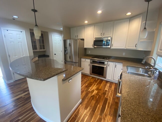 Building Photo - A gorgeous Eagle River home with views for...