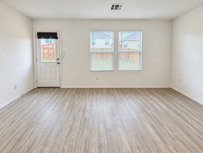 Building Photo - 2823 Rosefinch