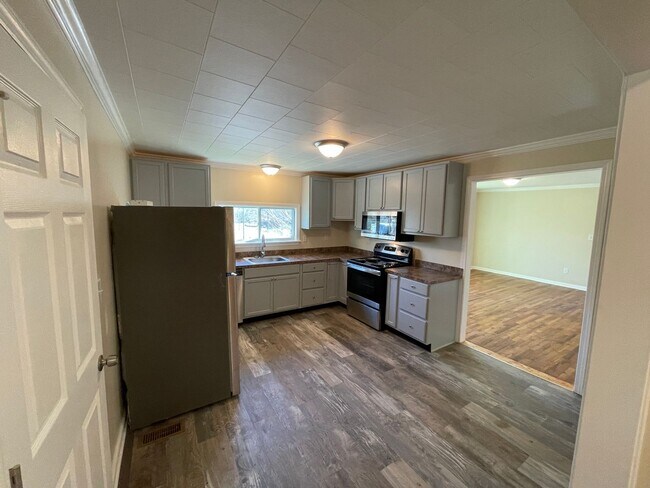 Building Photo - Newly remodeled 3 BDR / 1 BA - Huge Yard