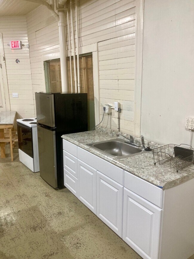 Building Photo - 902 Church St