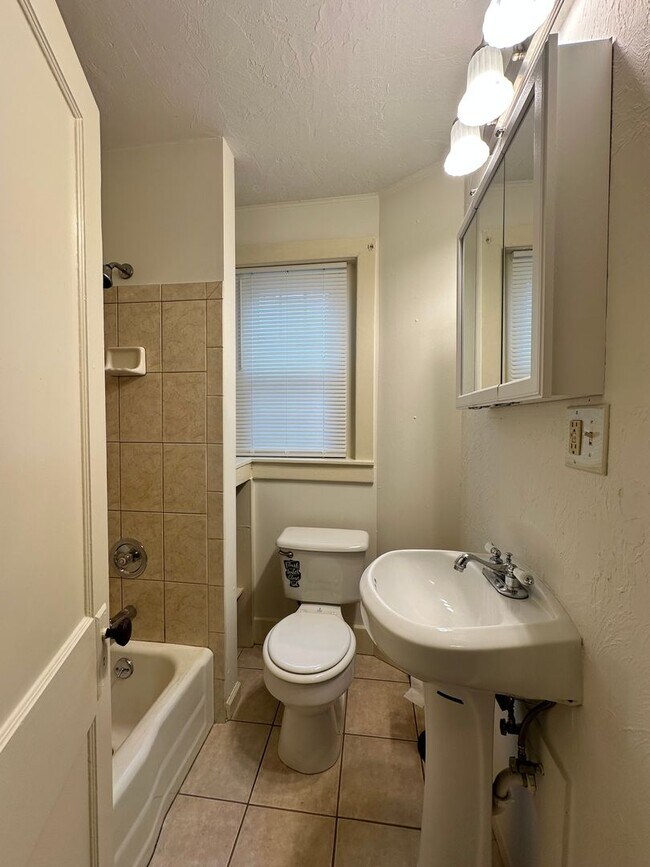 Foto del edificio - Newly updated 3 bedroom 1 bath single fami...