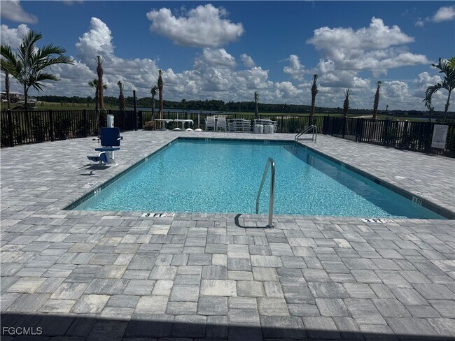 Building Photo - 15285 Grn Acrs Ave