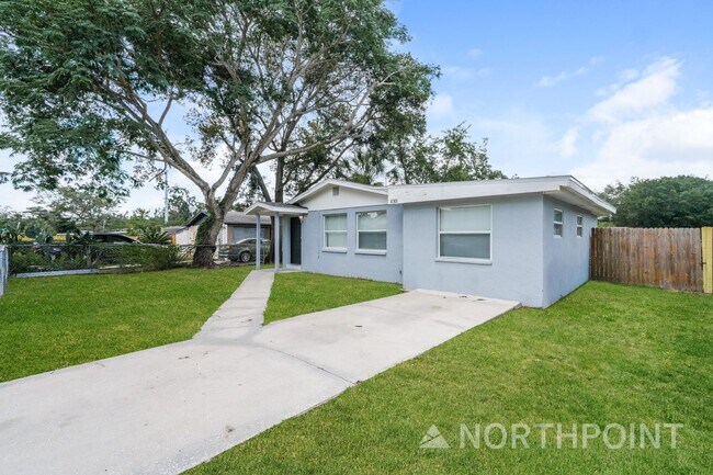 Foto del edificio - 3-Bedroom, 1 Bath Single Family for Rent in Tampa, FL | Fenced Backyard & Modern Kitchen