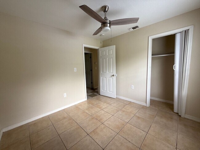 Building Photo - Desirable 3/1 Duplex