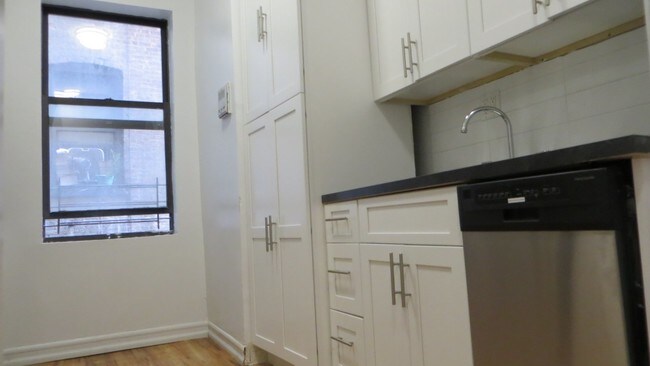 Building Photo - 600 W 192nd St