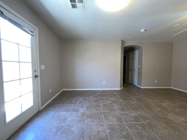 Building Photo - 3 bed 2 bath 2 car garage with a fenced ya...