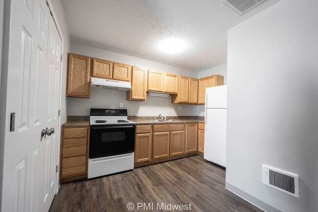 Building Photo - Charming Studio Apartment in Prime Locatio...