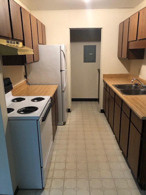 Primary Photo - 12811 W Hampton Ave