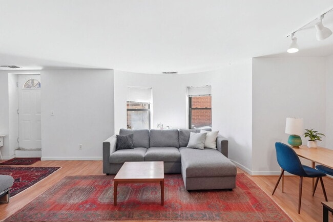 Building Photo - 102 Gainsborough St