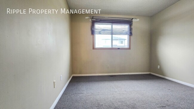 Photo du bâtiment - Modern 3 Beds, 1.5 Baths Main Floor/ Upper | No Pets Allowed