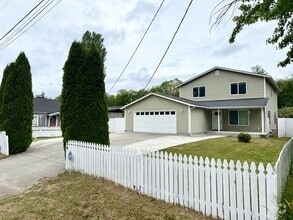 Building Photo - 1532 NE Echo Dr
