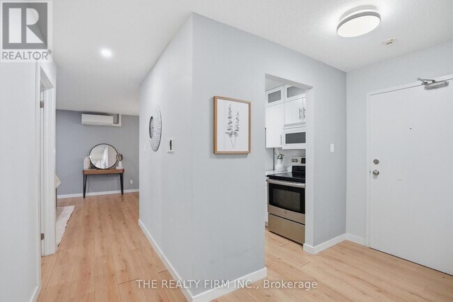 Building Photo - 735 Deveron Crescent