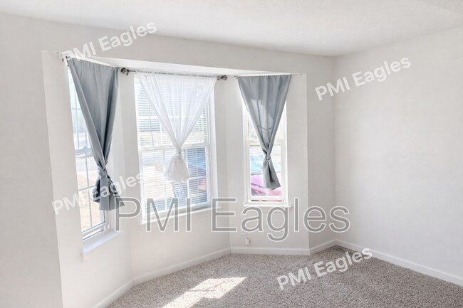 Foto del edificio - 1004 Bush Ave