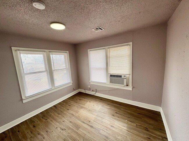 Building Photo - 1 Bed / 1 Bath Close to the Plaza