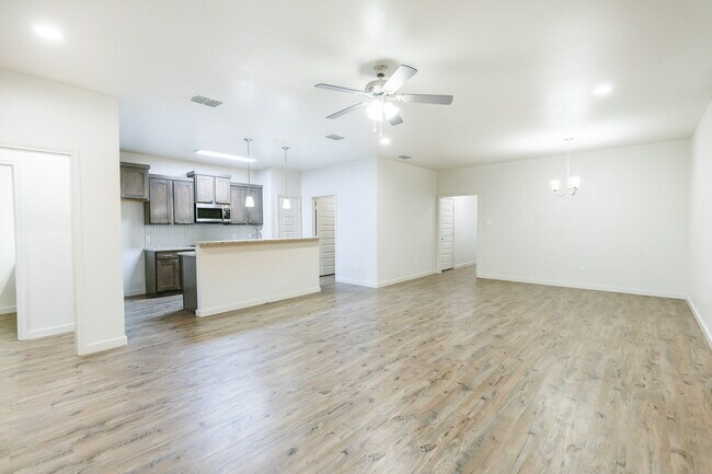 Foto del edificio - Beautiful 2023 Built Townhome Located South of Town Near Cooper Elementary