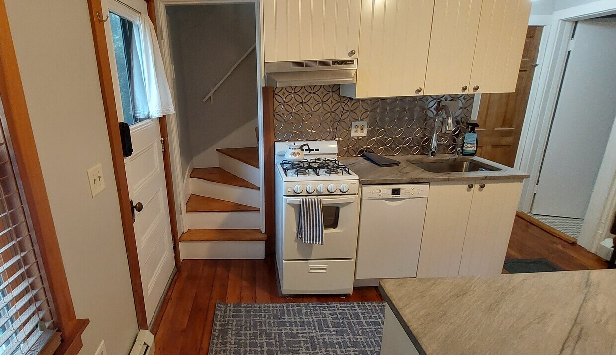 gas stove and dishwasher - 91 Johnson St