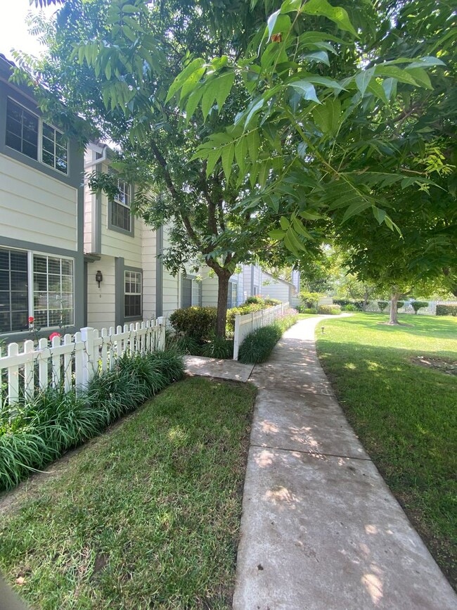 Building Photo - 3 bed, 2 1/2 bath 2-story condo on West si...