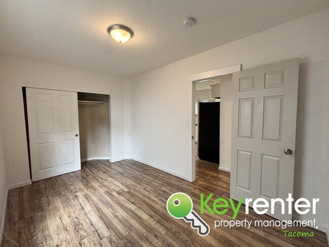 Building Photo - Modern 3-Bedroom, 2-Bath Downstairs Duplex...