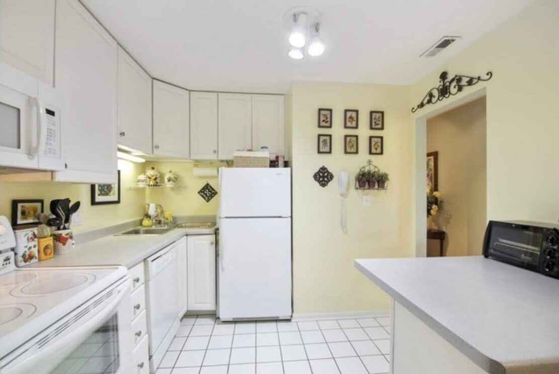 Primary Photo - 1002 Castilian Ct