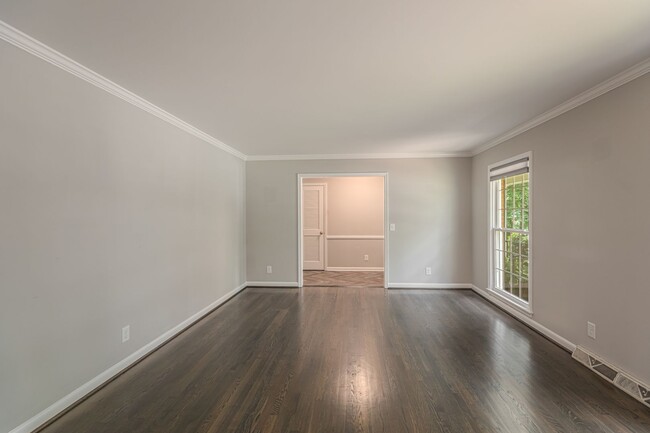Foto del edificio - NW, Updated, Wood Floors, SS Appl., Den, D...
