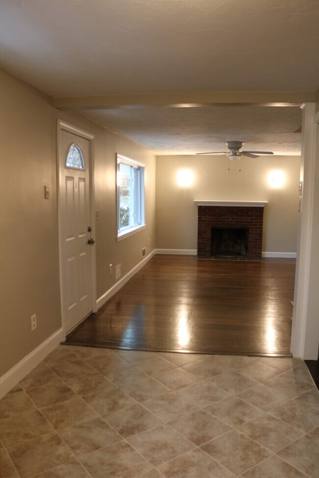 Building Photo - 136 Conlyn Ave