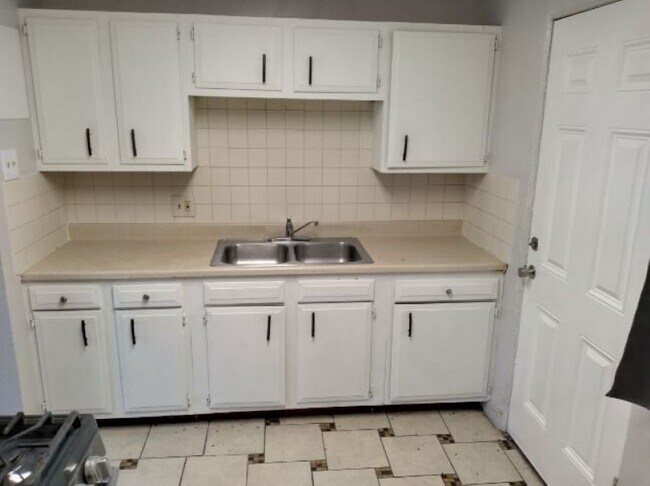 Kitchen - 1056 Dayton St